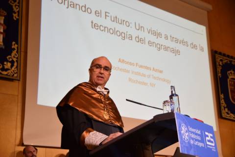 El profesor Alfonso Fuentes, durante su Lección Magistral.
